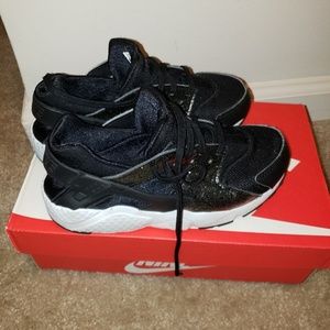 Girl Nike huaraches tennis shoes